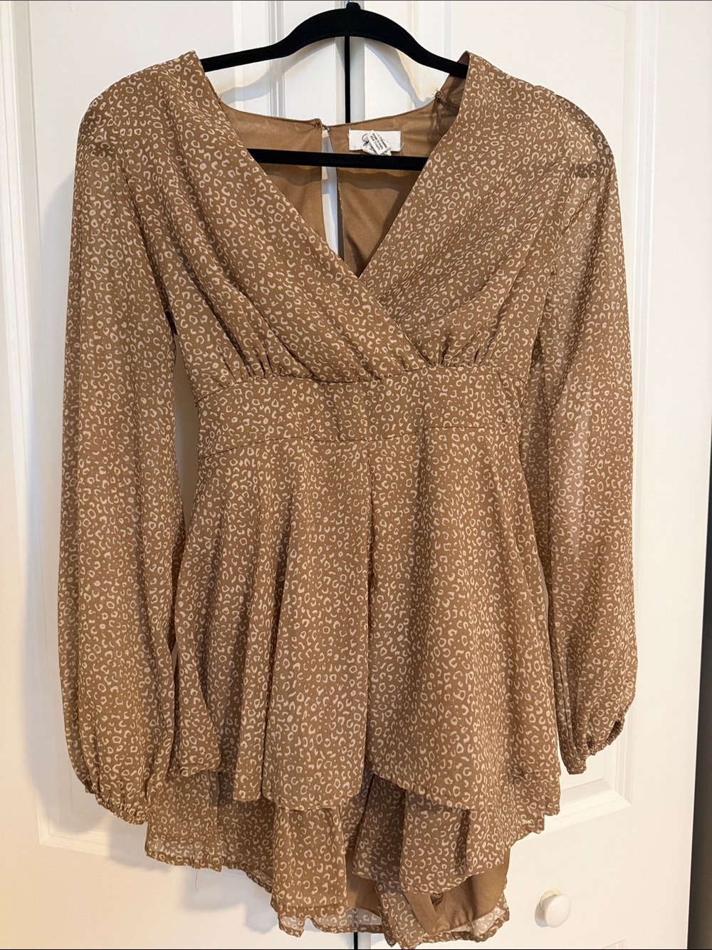 V-Neck Long Sleeve Peplum Romer in Tan Leopard